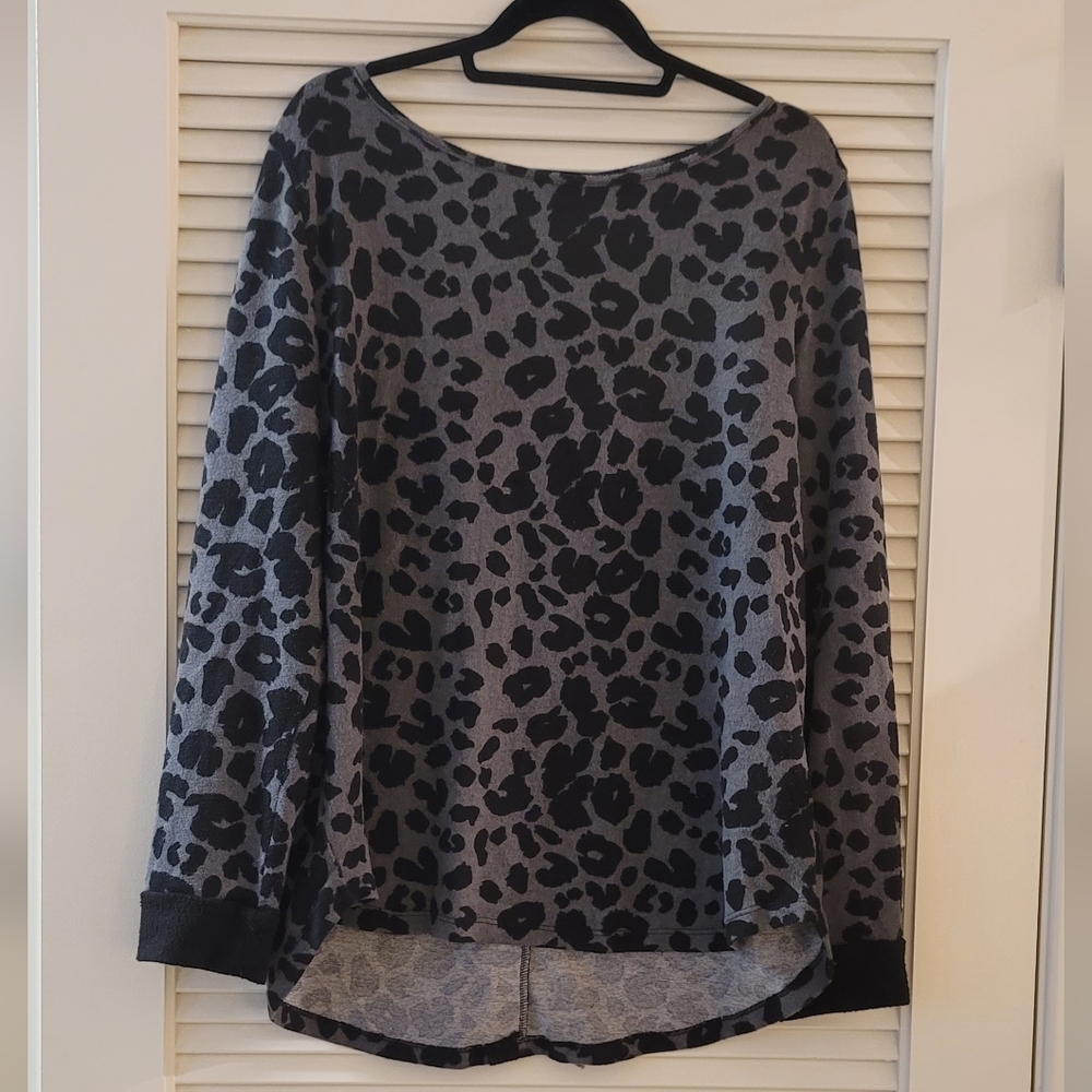 Pink Clover - (Plus-Size) Animal Print Long-Sleeve Top W Button Detail In Back